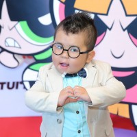 Biểu cảm cực dễ thương của Ku Tin trên thảm đỏ Pops Kids