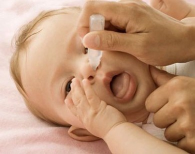 Bé 2 tuổi bị ngộ độc vì uống nhầm thuốc nhỏ mũi