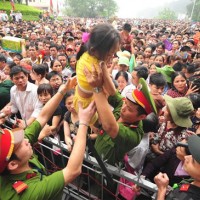 Trẻ nhỏ khóc ngất giữa biển người tại Lễ hội đền Hùng