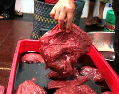 Vạch trần thủ đoạn “hô biến” thịt bẩn thành thịt bò tươi