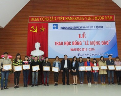 Hoà Bình trao 300 suất học bổng cho HSSV ở Huế và Quảng Bình