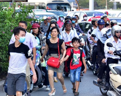 Kẹt xe, nhiều người chạy bộ tới sân bay Tân Sơn Nhất