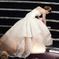 Pha vấp ngã trứ danh của Jennifer tái diễn tại premiere phim X-Men