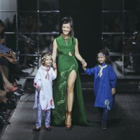 Ngắm “nhóc tỳ” của ca sĩ Hồng Nhung tự tin trên sàn catwalk