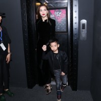 SuBeo chững chạc sánh bước cùng mẹ đi xem thời trang