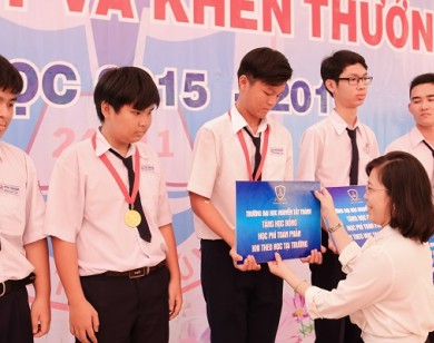 Trường ĐH Nguyễn Tất Thành trao học bổng cho học sinh đạt huy chương vàng Olympic toán học