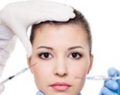Dùng kim tiêm đâm thủng da mặt để sản xuất collagen giúp căng da