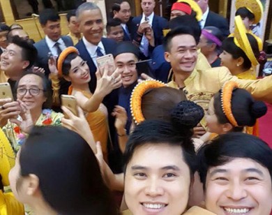 Tổng thống Obama chụp ảnh selfie cùng hàng chục người Việt Nam