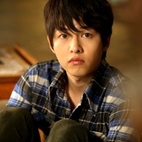 Gặp lại Song Joong Ki với vai diễn "người sói" phiên bản mới