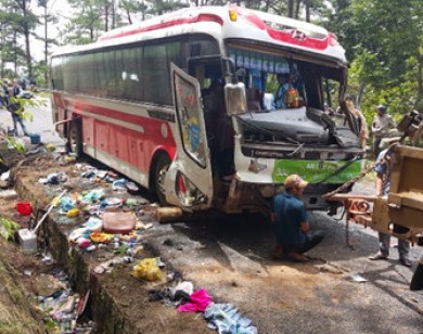 Hai xe khách tông nhau trên đèo Prenn, 7 người chết