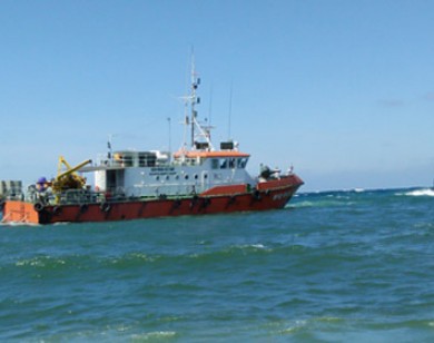 Thợ lặn trục vớt vật nghi hộp đen CASA-212