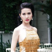 Phan Thi Mơ khoe vai trần gợi cảm thu hút mọi ánh nhìn