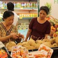 Người tiêu dùng bị “móc túi” vì giá tăng, khối lượng giảm