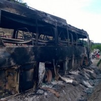 Xe khách biển số Lào bị cháy trụi trơ khung