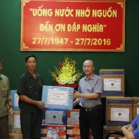 Đại diện Tân Hiệp Phát cùng Bí thư Trung ương Đoàn thăm hỏi người có công