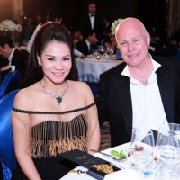 Những ông chồng Tây giàu bậc nhất showbiz Việt