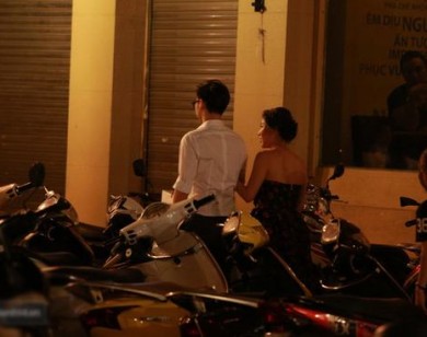 Lộ hình ảnh Văn Mai Hương tình tứ với bạn trai trên phố