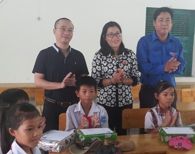Trung ương Đoàn trao học bổng cho học sinh nghèo tại Bình Thuận