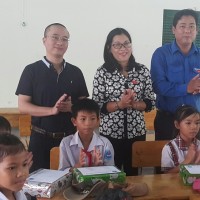 Trung ương Đoàn trao học bổng cho học sinh nghèo tại Bình Thuận