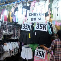 Thời trang đại hạ giá hút khách bình dân Sài Gòn