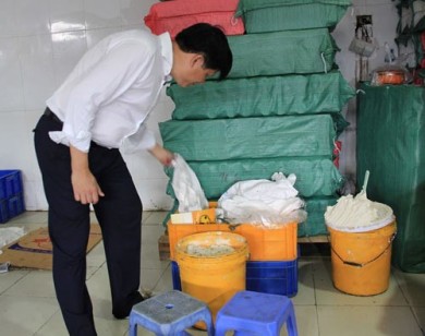 Dùng thùng sơn bẩn đựng nguyên liệu sản xuất bánh trung thu