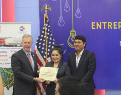 Đại sứ Mỹ trao giải thưởng khởi nghiệp cho cặp vợ chồng ở TPHCM