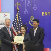 Đại sứ Mỹ trao giải thưởng khởi nghiệp cho cặp vợ chồng ở TPHCM