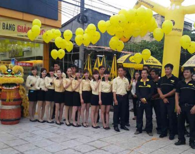 Doanh nghiệp nội và ngoại giằng co giành nhân lực