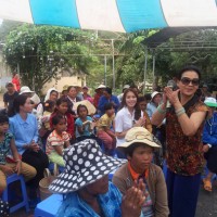 Ca sĩ Khánh Ly hát cho bệnh nhân phong nghe