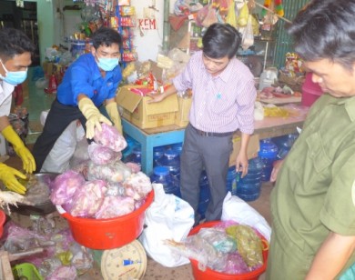 Bắt giữ và tiêu hủy hơn 1,5 tạ thịt thối tại cơ sở Khánh Hạnh