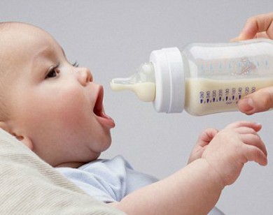 Sữa thay thế sữa mẹ = sữa bò + hóa chất: Bộ Y tế gây lo lắng?