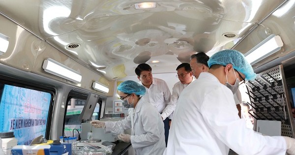 Vingroup trao tặng TP Hà Nội 3 xe kiểm nghiệm thực phẩm