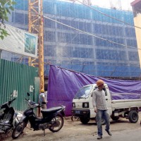 Sập giàn giáo chung cư Eco Green Tower làm chết 2 người