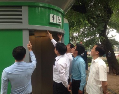 Chủ tịch Nguyễn Đức Chung thị sát nhà vệ sinh công cộng giữa trưa
