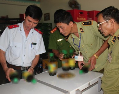 Bia 'có mùi dầu hỏa', nghi bị làm giả