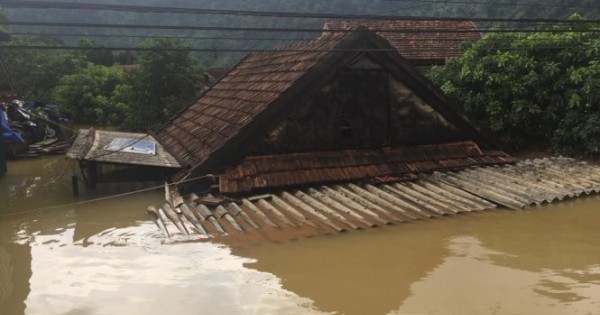 Hình ảnh lũ lụt tang thương: Nhà dân ngập đến nóc