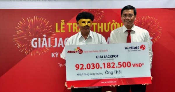 Trùm mặt nạ nhận thưởng 92 tỷ giải Vietlott