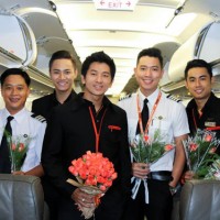 20/10: Chuyến bay toàn nam giới của Jetstar Pacific hướng về nữ giới