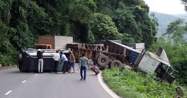 6 người kêu cứu trong ô tô bị container tông trên đèo Bảo Lộc