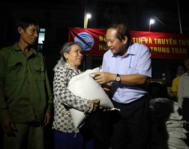Bộ trưởng TT&TT trao 100 tấn gạo, hơn 1 tỷ cho bà con vùng lũ