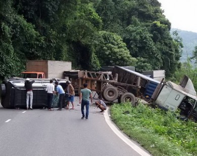 6 người kêu cứu trong ô tô bị container tông trên đèo Bảo Lộc