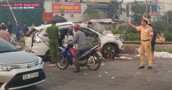 Ôtô bị tàu hỏa đâm trực diện, 5 người tử nạn