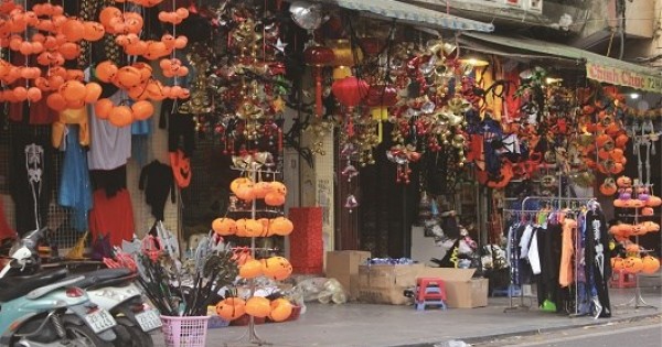 Ẩn họa nguy hiểm hóa chất trong đồ hóa trang Halloween 'made in China'