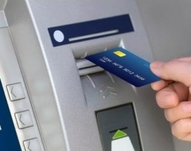 Nguy cơ 'ôm nợ' từ việc cho thuê tên làm thẻ ATM