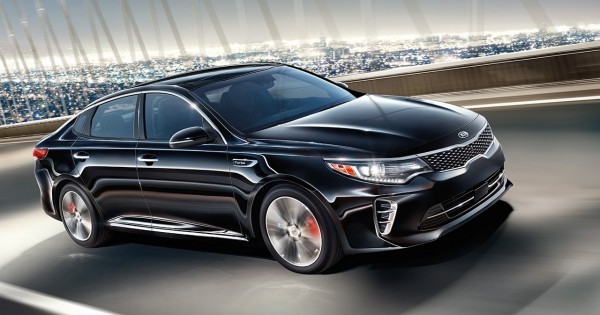 Kia Optima đối thủ 'ngang cơ' với Toyota Camry nhưng có giá rẻ hơn 400 triệu đồng.