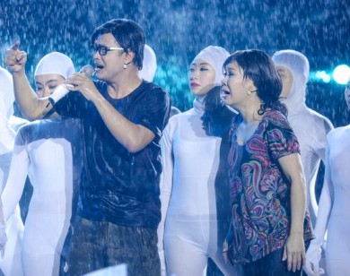Mưa và nước mắt hòa quyện trong live show Việt Hương