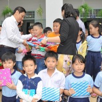 TIE tặng quà cho 600 học sinh có hoàn cảnh khó khăn