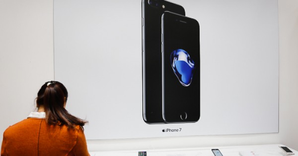 Giá iPhone 7 chính hãng - xách tay chênh 3 triệu đồng