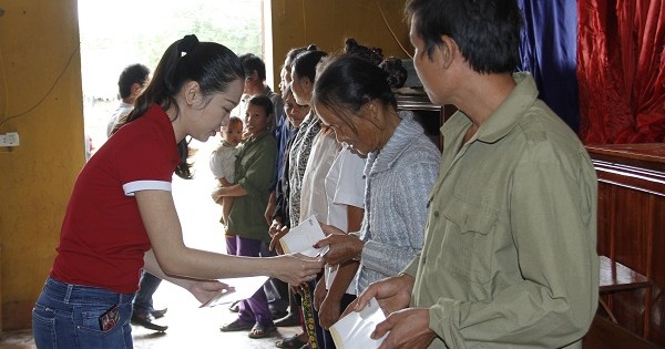 Phuc Khang tặng quà cho người dân vùng lũ Hà Tĩnh, Quảng Bình