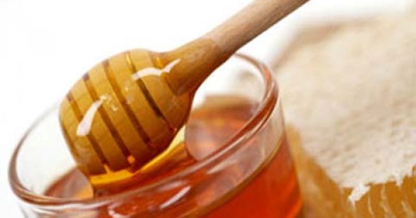 Trị môi khô rất đơn giản với mật ong